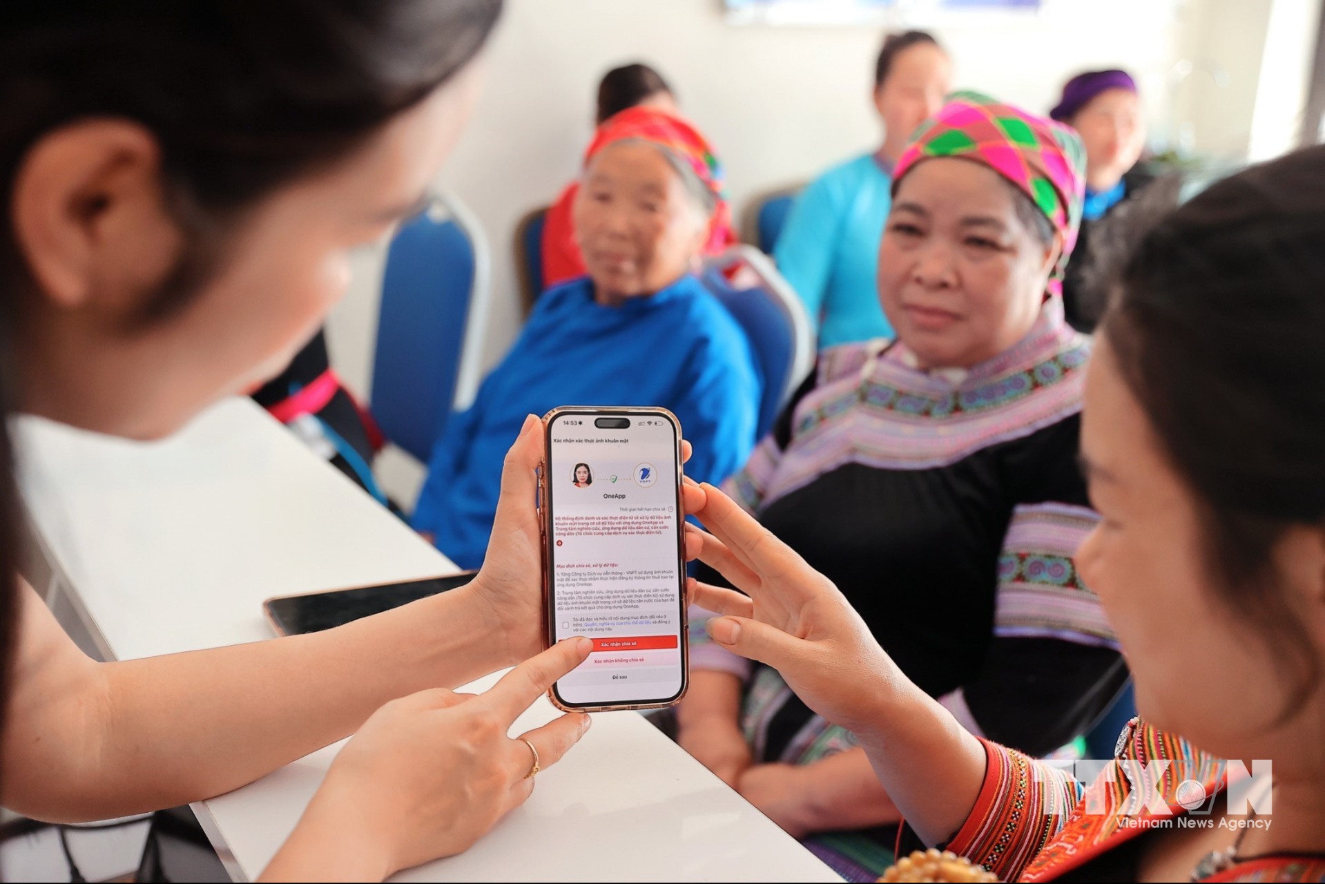 Nhân viên VNPT Lào Cai hỗ trợ xác thực sinh trắc học, chuẩn hóa thông tin thuê bao cho người dân tại điểm giao dịch xã Bắc Hà (Lào Cai). (Ảnh: Minh Quyết/TTXVN)